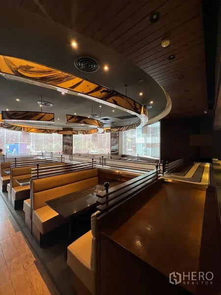 พื้นที่ขายปลีก ให้เช่า - โถงรับประทานอาหารกว้าง ที่นั่งบูธ ฝ้าเพดานโค้ง และหน้าต่างบานใหญ่.