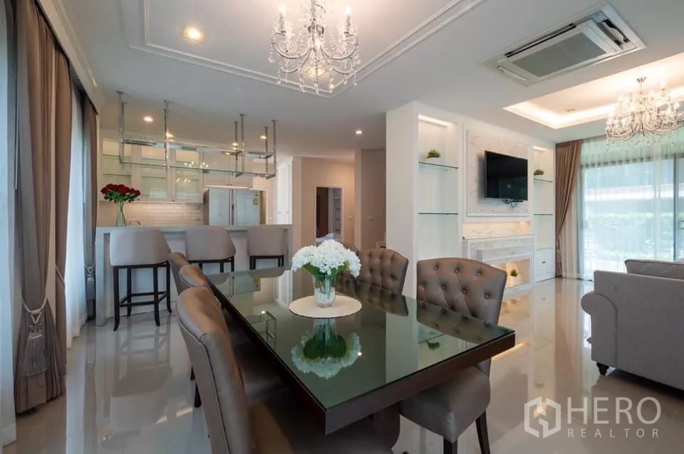 บ้าน ให้เช่าในPrawet, Bangkok - มุมรับประทานอาหารและครัวแบบเปิด พร้อมโคมระย้าและชั้นแขวนกระจก