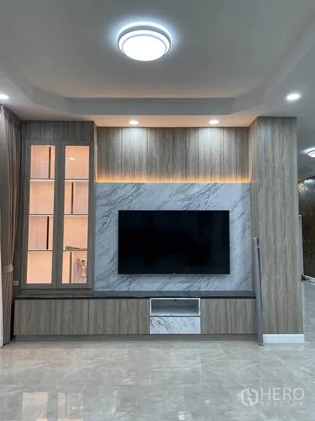 คลังสินค้า ให้เช่าหรือขายในPathum Thani - ผนังทีวีในห้องนั่งเล่น ดีไซน์ไม้และหินอ่อน