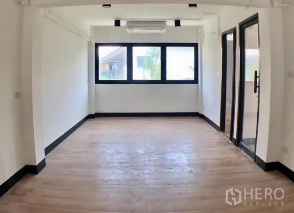 办公空间 出租在Ratchathewi, Bangkok - 明亮的办公房，三扇黑框窗、空调与玻璃门。