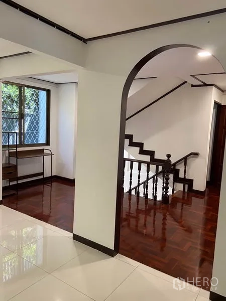 ทาวน์เฮาส์ ให้เช่าในKhlong Toei, Bangkok - โถงบันไดมีซุ้มโค้ง บันไดไม้ หน้าต่าง และพื้นปาร์เกต์เงางาม