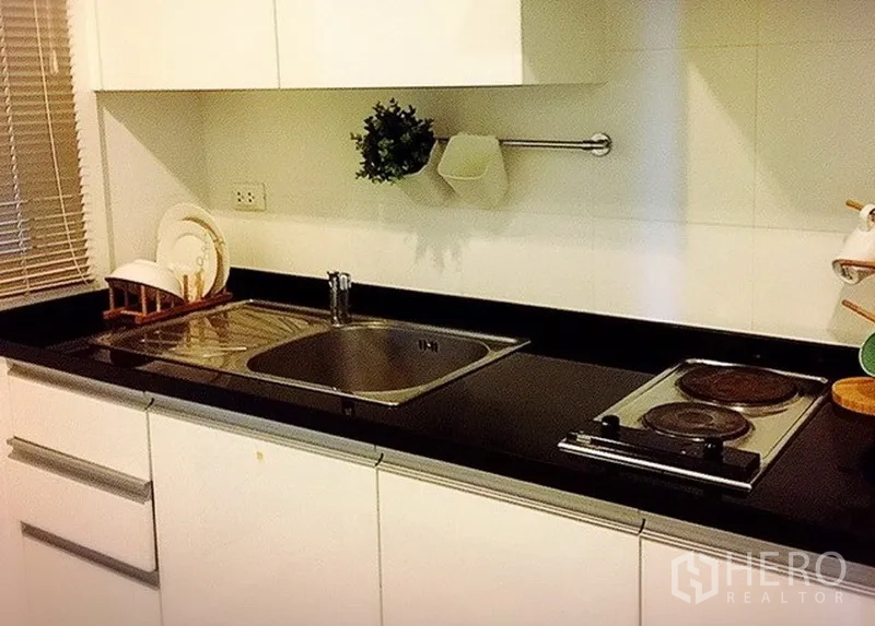 คอนโด ให้เช่าในKhlong Toei, Bangkok - ครัวขนาดกะทัดรัด เคาน์เตอร์หินสีดำ อ่างล้างจาน และเตาไฟฟ้า