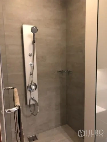 คอนโด ให้เช่าหรือขายในKhlong Toei, Bangkok - ห้องน้ำสมัยใหม่พร้อมตู้ shower กระจกและแผงฝักบัวมัลติฟังก์ชัน