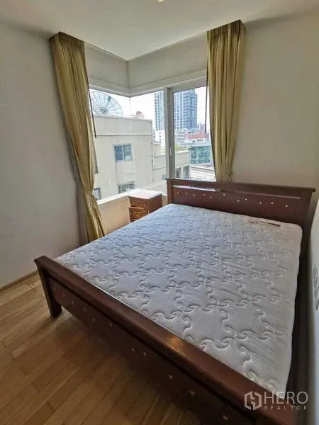 公寓 出租在Khlong Toei, Bangkok - 角落卧室，大窗采光充足，享城市景观。