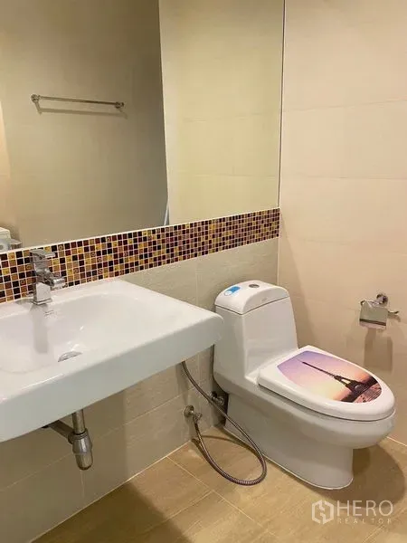 คอนโด ให้เช่าหรือขายในBang Kapi, Bangkok - ห้องน้ำกะทัดรัดพร้อมกระจกบานใหญ่ อ่างล้างหน้า และโถสุขภัณฑ์ มีแถบกระเบื้องโมเสก