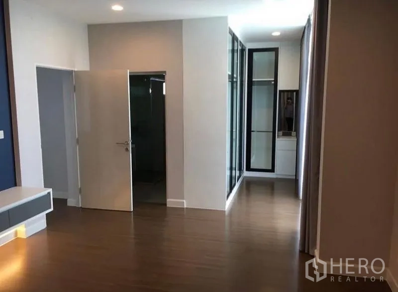 บ้าน ขายในPrawet, Bangkok - ห้องนอนสว่างพร้อมวอล์กอินคลอเซ็ต บานตู้กระจก และพื้นไม้โทนอุ่น