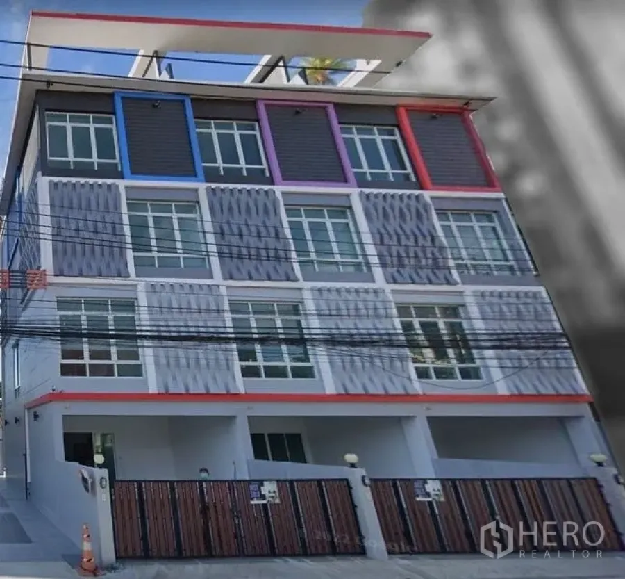 สำนักงานที่บ้าน ขายในPhra Khanong, Bangkok - อาคารโฮมออฟฟิศ 4 ชั้น หน้ากากสีสันทันสมัย หน้าต่างบานใหญ่ มีกันสาดชั้นดาดฟ้าและที่จอดรถมีประตูรั้ว ในย่านพระโขนง กรุงเทพฯ