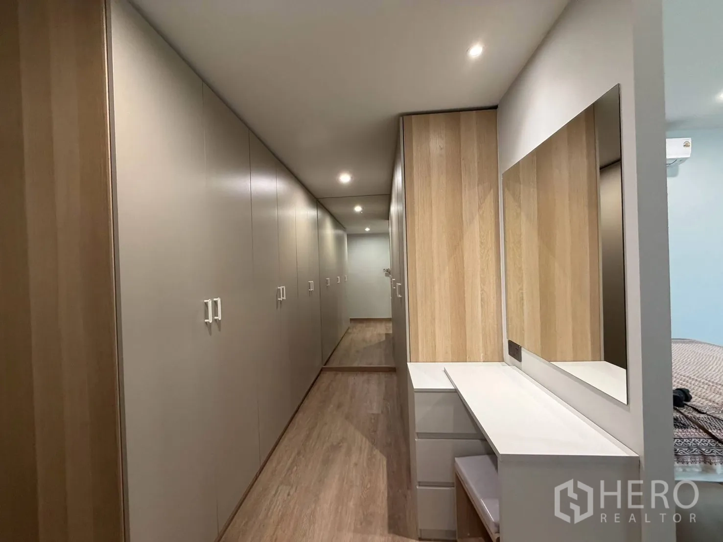 Detached House for rent in Suan Luang, Bangkok - Long walk-in closet with extensive cabinetry and makeup vanity.
