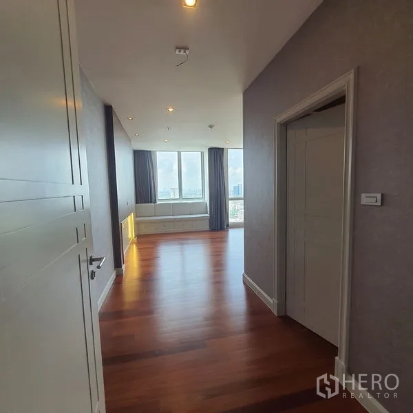 คอนโด ให้เช่าในBang Kapi, Bangkok - ทางเข้าห้องนอนสว่าง มีบิลต์อินและหน้าต่างบานใหญ่