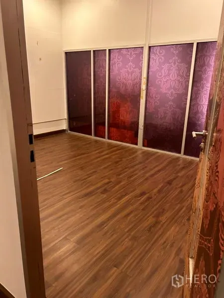 พื้นที่ขายปลีก ให้เช่าในWang Thonglang, Bangkok - ห้องขนาดกะทัดรัด พื้นไม้ กั้นด้วยกระจกฝ้าโทนม่วง