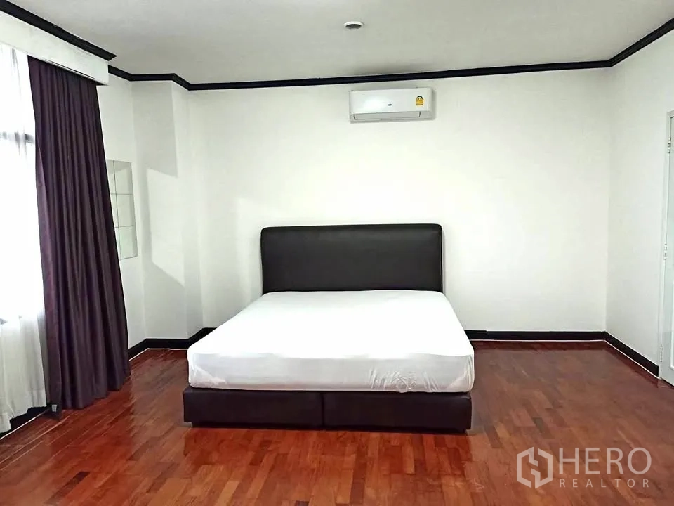คอนโด for rent in Watthana, Bangkok - ห้องนอนกว้างมีเตียงคู่ เครื่องปรับอากาศ ผ้าม่าน และพื้นไม้