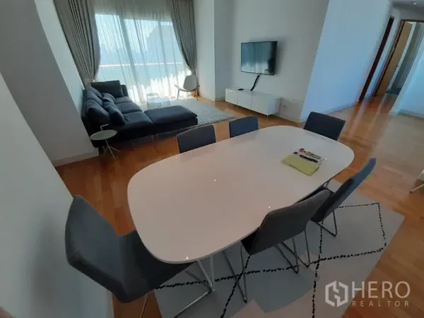 คอนโด ให้เช่าในKhlong Toei, Bangkok - โต๊ะทานอาหาร 6 ที่นั่ง ข้างห้องนั่งเล่น รับแสงจากระเบียง