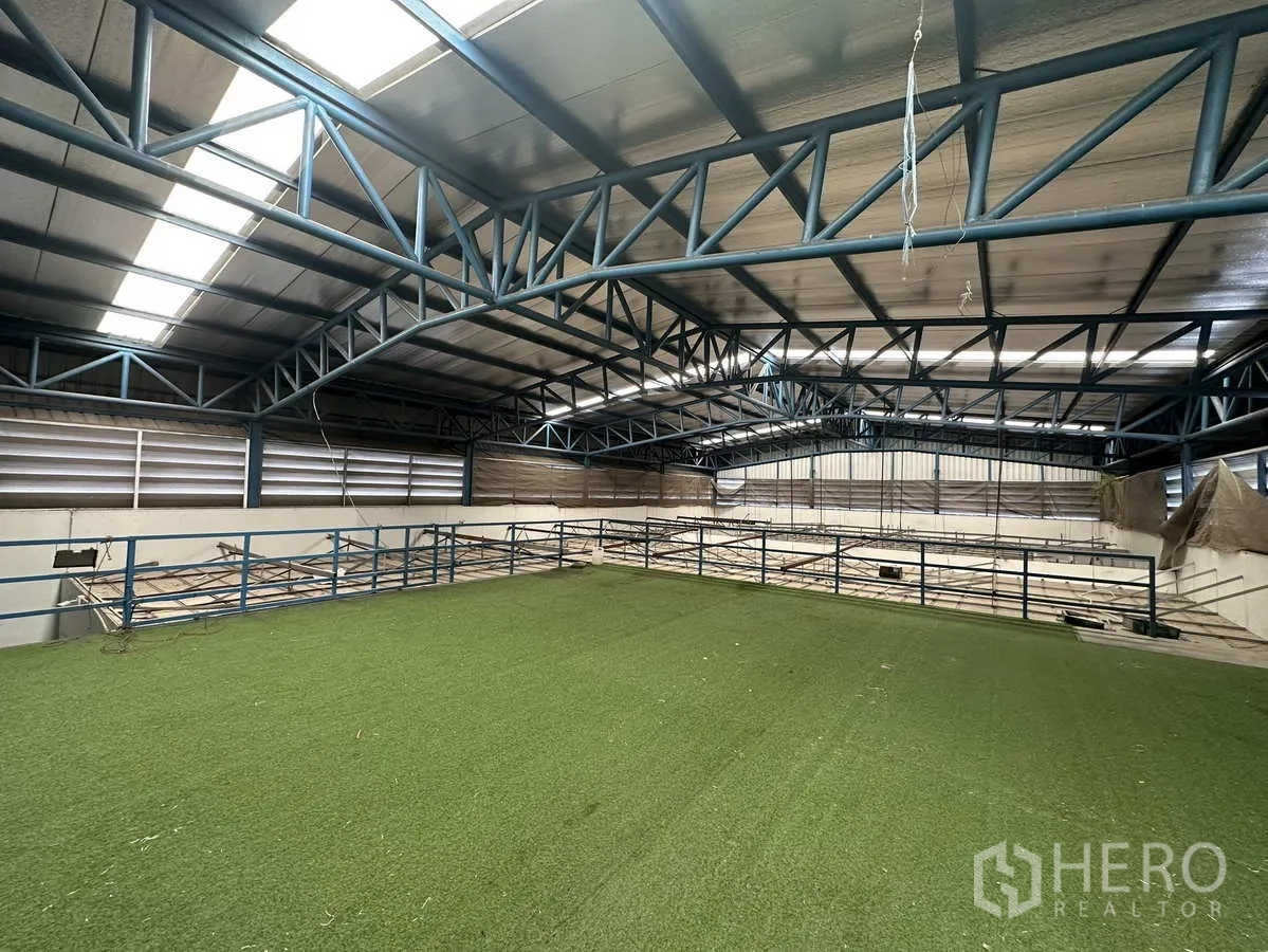工厂 出租或出售在Bang Yai, Nonthaburi - 钢桁架屋顶下的夹层储物区，设安全护栏。