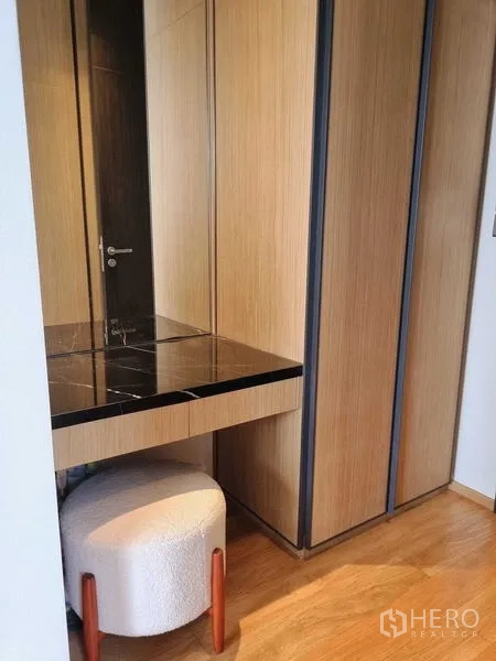 คอนโด ขาย - พื้นที่ทานอาหารเชื่อมต่อห้องนั่งเล่น เปิดสู่ระเบียงชมวิวเมือง