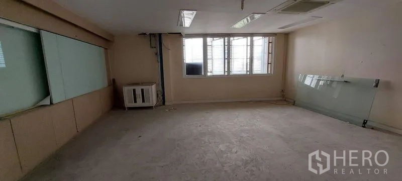 พื้นที่ขายปลีก ให้เช่า - พื้นที่ทำงานสว่าง มีหน้าต่าง เครื่องปรับอากาศติดผนัง และบอร์ดกระจก