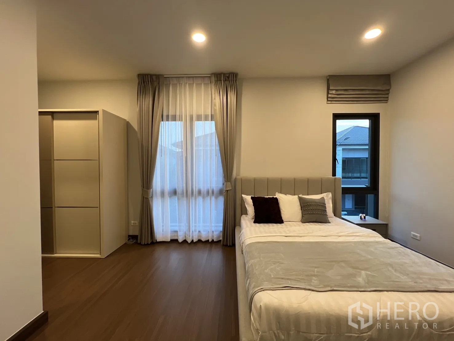 บ้าน ให้เช่าในBang Phli, Samut Prakan - ห้องนอนที่สามเห็นมุมตู้เสื้อผ้าและหน้าต่าง