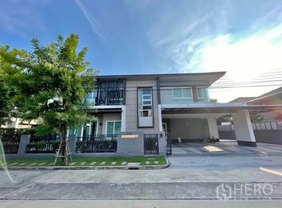 Detached House for rent or sale in Bang Phli, Samut Prakan - Modern two-storey detached house with gated frontage and wide covered carport on a quiet street.