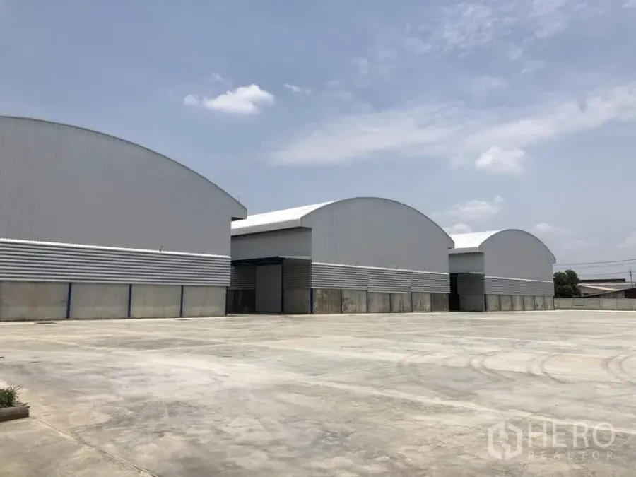 工厂 出租在Lat Lum Kaeo, Pathum Thani - 多座拱顶厂房排布，前方为开阔的室外硬化场地。