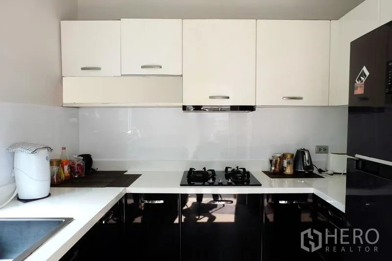บ้าน ขายในMin Buri, Bangkok - ครัวยูรูปทันสมัย เคาน์เตอร์หินสีขาว เตาแก๊ส และตู้เก็บของ