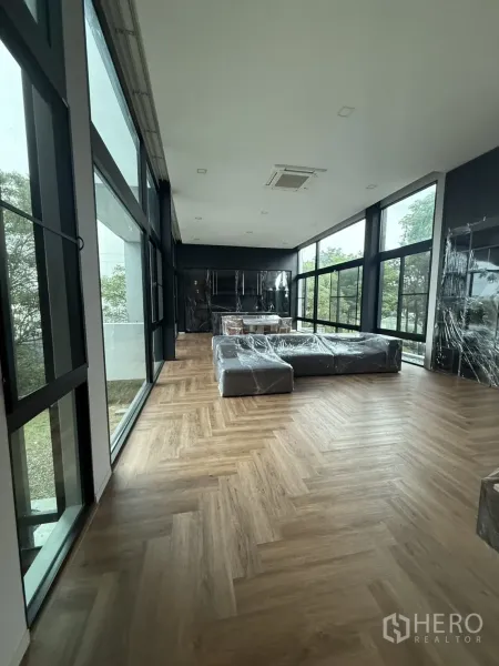 Detached House for rent in Saphan Sung, Bangkok - Open-plan lounge and dining area with panoramic glass walls and abundant natural light.