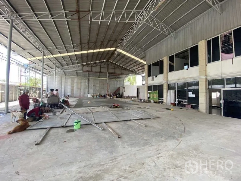 货栈 出租在Khlong Luang, Pathum Thani - 宽阔室内视角，突出高挑屋顶与相连办公室。