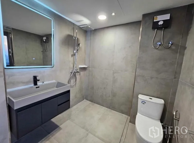 公寓 出租或出售 - 现代卫浴，洗手台、步入式淋浴和坐便