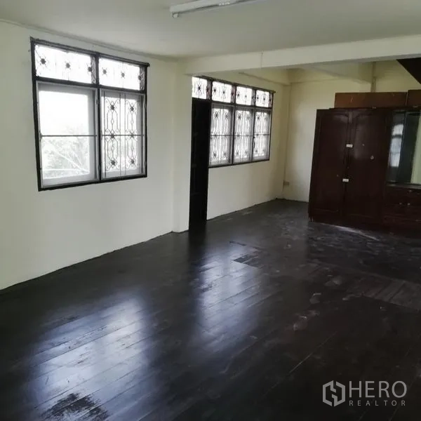 อาคารพาณิชย์ ให้เช่าในKhlong Toei, Bangkok - ห้องกว้างพื้นไม้สีเข้ม พร้อมหน้าต่างเหล็กดัด