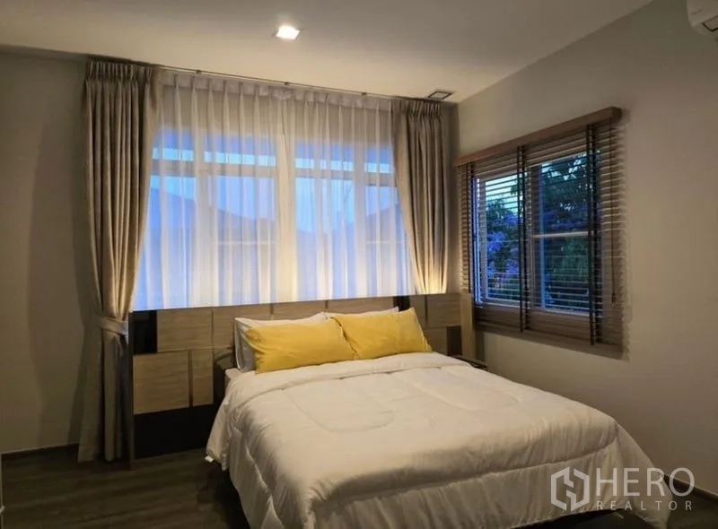 独立式住宅 出租 - 次卧带大窗与柔和窗帘，配双人床。