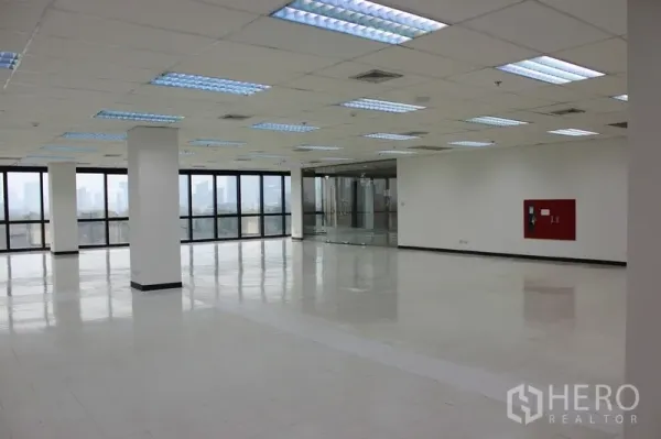 สำนักงาน ให้เช่าในWatthana, Bangkok - โซนสำนักงานกว้างพร้อมฉากกั้นกระจกสำหรับห้องประชุมและวิวเมืองไกล