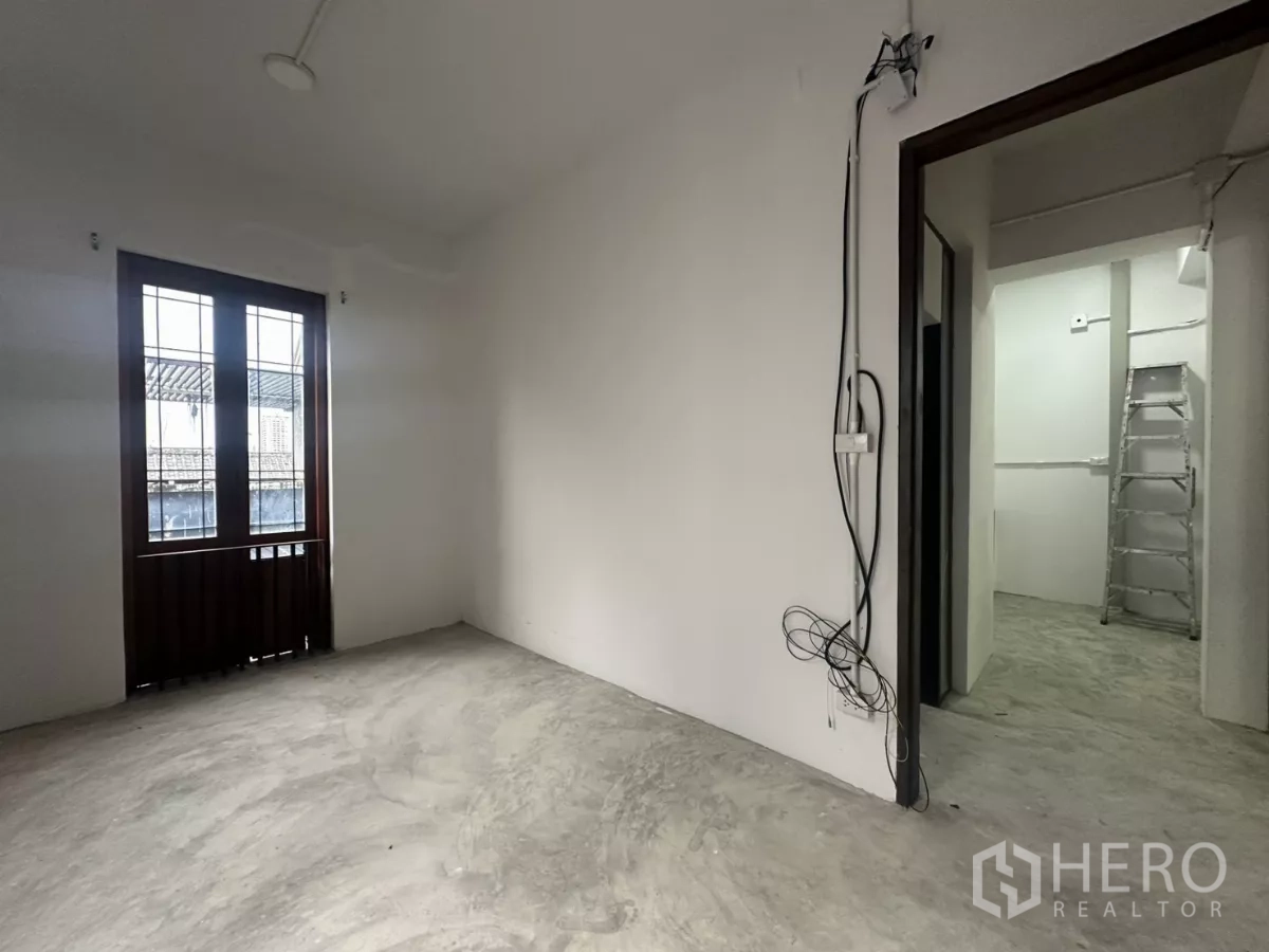 带办公室的家 出租在Pathum Wan, Bangkok - 小房间带窗，预留线路点与光滑水泥地。