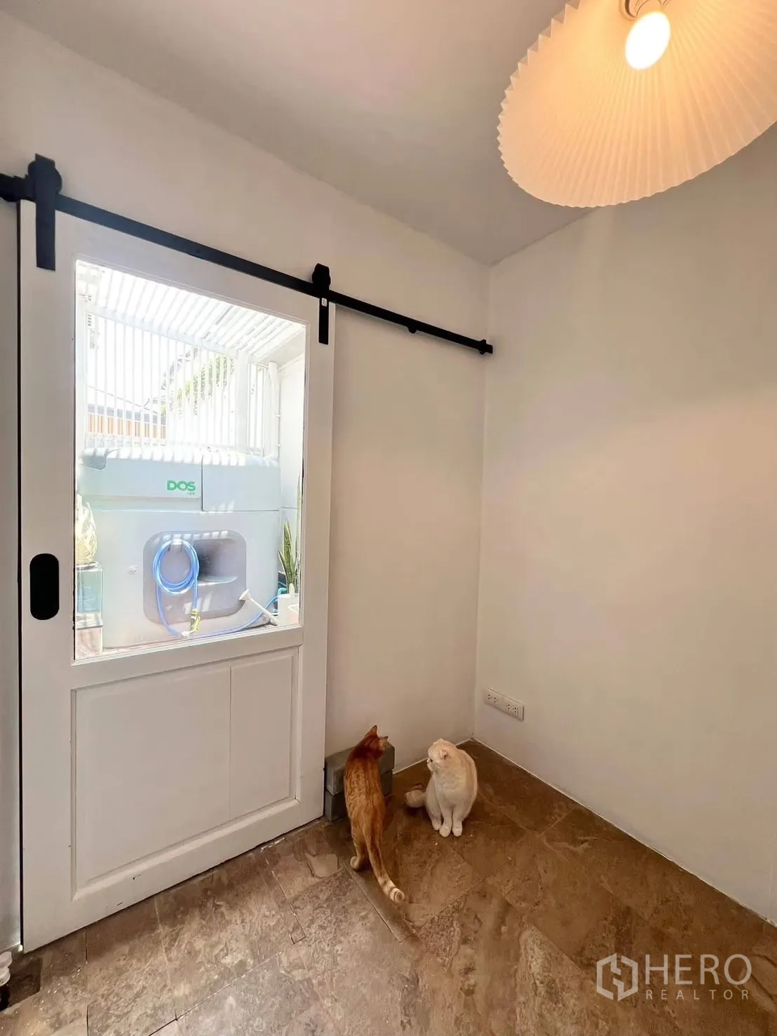 联排别墅 for rent in Bang Phli, Samut Prakan - 家政间带推拉门通向户外服务区，地面为瓷砖。