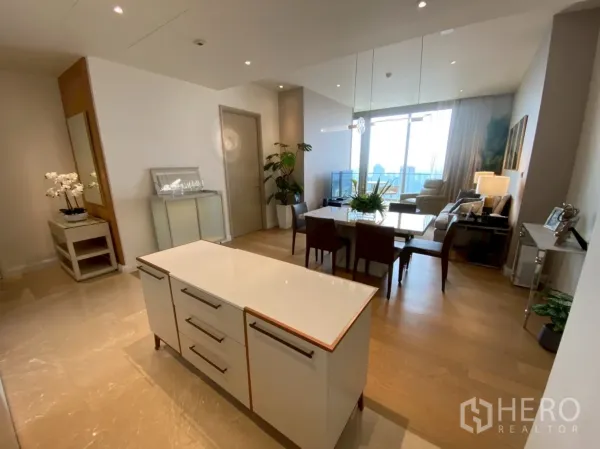 คอนโด ให้เช่าในKhlong San, Bangkok - โซนรับประทานอาหารกว้าง มีไอส์แลนด์กลางห้องและประตูกระจกออกสู่ระเบียงวิวเมือง