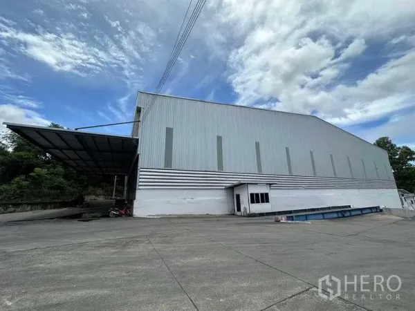 คลังสินค้า ให้เช่าในSi Racha, Chon Buri - ด้านข้างอาคารหุ้มเมทัลชีท พร้อมชานชาลาขนถ่ายและทางวิ่งกว้าง