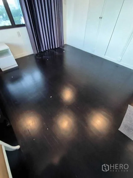 คอนโด ให้เช่าในWatthana, Bangkok - ห้องนอนโล่งโชว์พื้นไม้เข้มเงาและผ้าม่าน