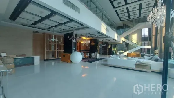 零售空间 出租在Watthana, Bangkok - 挑高双层展厅，白色地面、吊灯与夹层楼