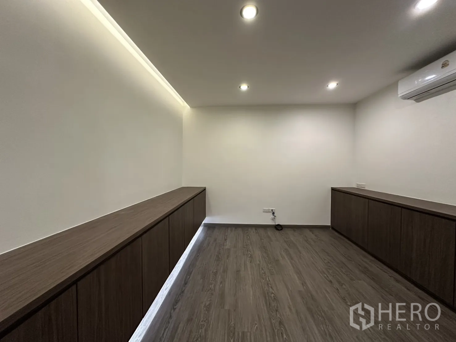 สำนักงานที่บ้าน ให้เช่าในPhra Khanong, Bangkok - ห้องทำงาน/ห้องนอนพร้อมตู้บิลท์อินยาวและพื้นไม้