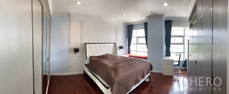 คอนโด ให้เช่าในRatchathewi, Bangkok - ภาพพาโนรามาของห้องนอนมาสเตอร์ โชว์หน้าต่างบานยื่นและตู้บิวท์อิน