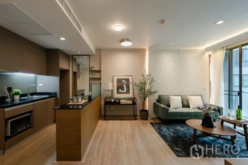 公寓 出售 - 开放式厨房加客厅布局，木地板与自然采光。