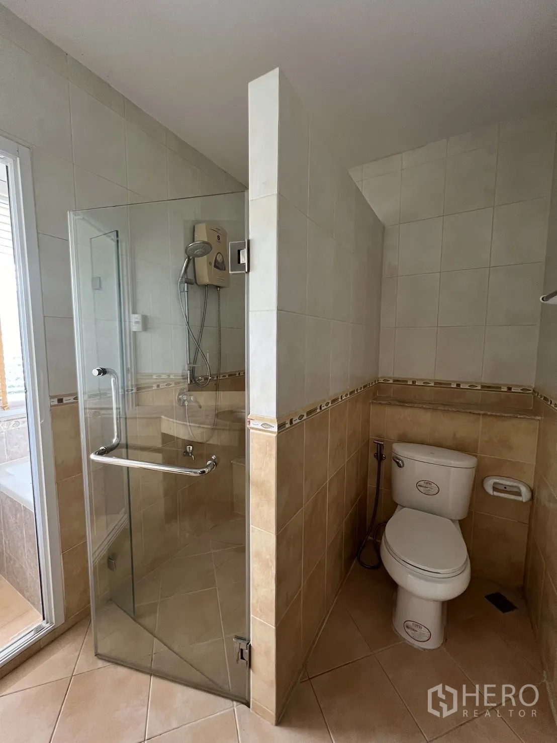 บ้าน ให้เช่าในLat Krabang, Bangkok - ห้องน้ำพร้อมตู้ชาวเวอร์กระจก โถสุขภัณฑ์ และผนังปูกระเบื้อง