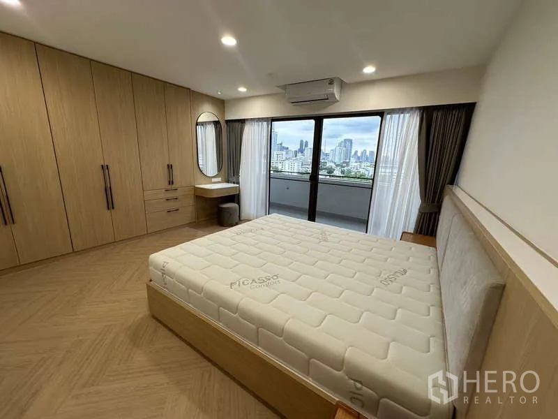 คอนโด ให้เช่าในWatthana, Bangkok - ห้องนอนพร้อมตู้สูงเต็มผนัง โต๊ะเครื่องแป้งดีไซน์โค้ง และผ้าม่านสูงจรดเพดาน