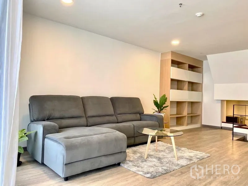 คอนโด ให้เช่า - โซนพักผ่อนโซฟารีไคเนอร์สีเทาและชั้นวางบิลท์อิน