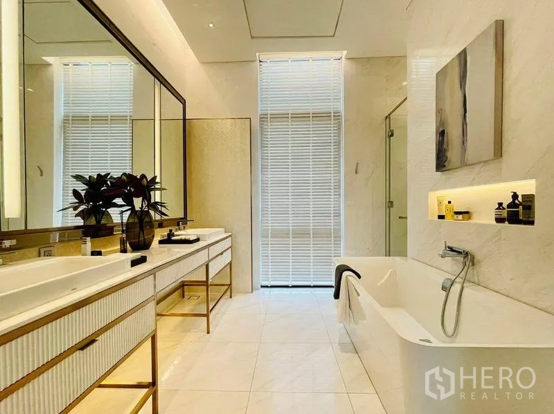 คอนโด ขายในPathum Wan, Bangkok - ห้องน้ำสว่าง เคาน์เตอร์ล้างหน้าแบบคู่ ฝักบัวกระจก และอ่างอาบน้ำพร้อมชั้นเว้า