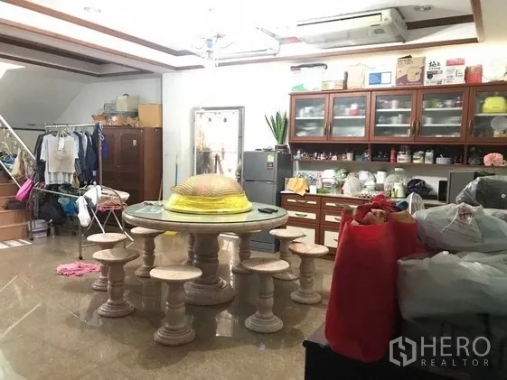 โรงงาน ขายในKhlong Luang, Pathum Thani - ห้องแพนทรี/ทานอาหารพนักงาน โต๊ะกลม ตู้เก็บของ และเครื่องใช้ไฟฟ้า