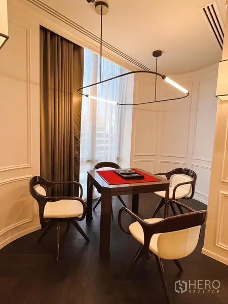 คอนโด ให้เช่าหรือขาย - มุมเล่นเกมบรรยากาศอบอุ่น โต๊ะเล็กและไฟดีไซน์สำหรับเล่นไพ่หรือบอร์ดเกม