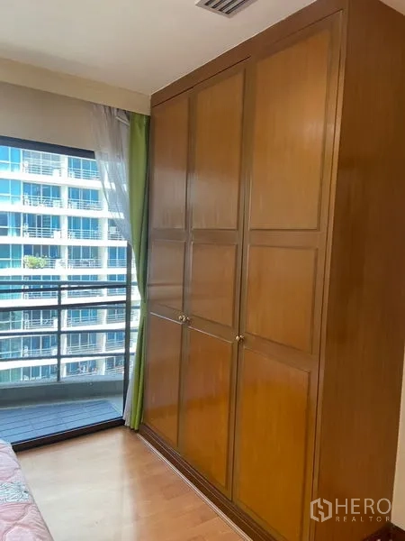 คอนโด ให้เช่าในPathum Wan, Bangkok - ตู้เสื้อผ้าไม้บิวท์อินข้างหน้าต่างเต็มบาน มองเห็นทิวทัศน์เมือง