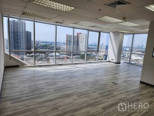 办公空间 出租在Phra Khanong, Bangkok - 转角落地窗办公室，享曼谷城市天际线全景。