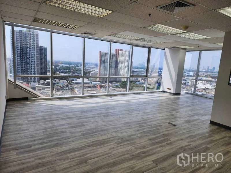 办公空间 出租在Phra Khanong, Bangkok - 转角落地窗办公室，享曼谷城市天际线全景。