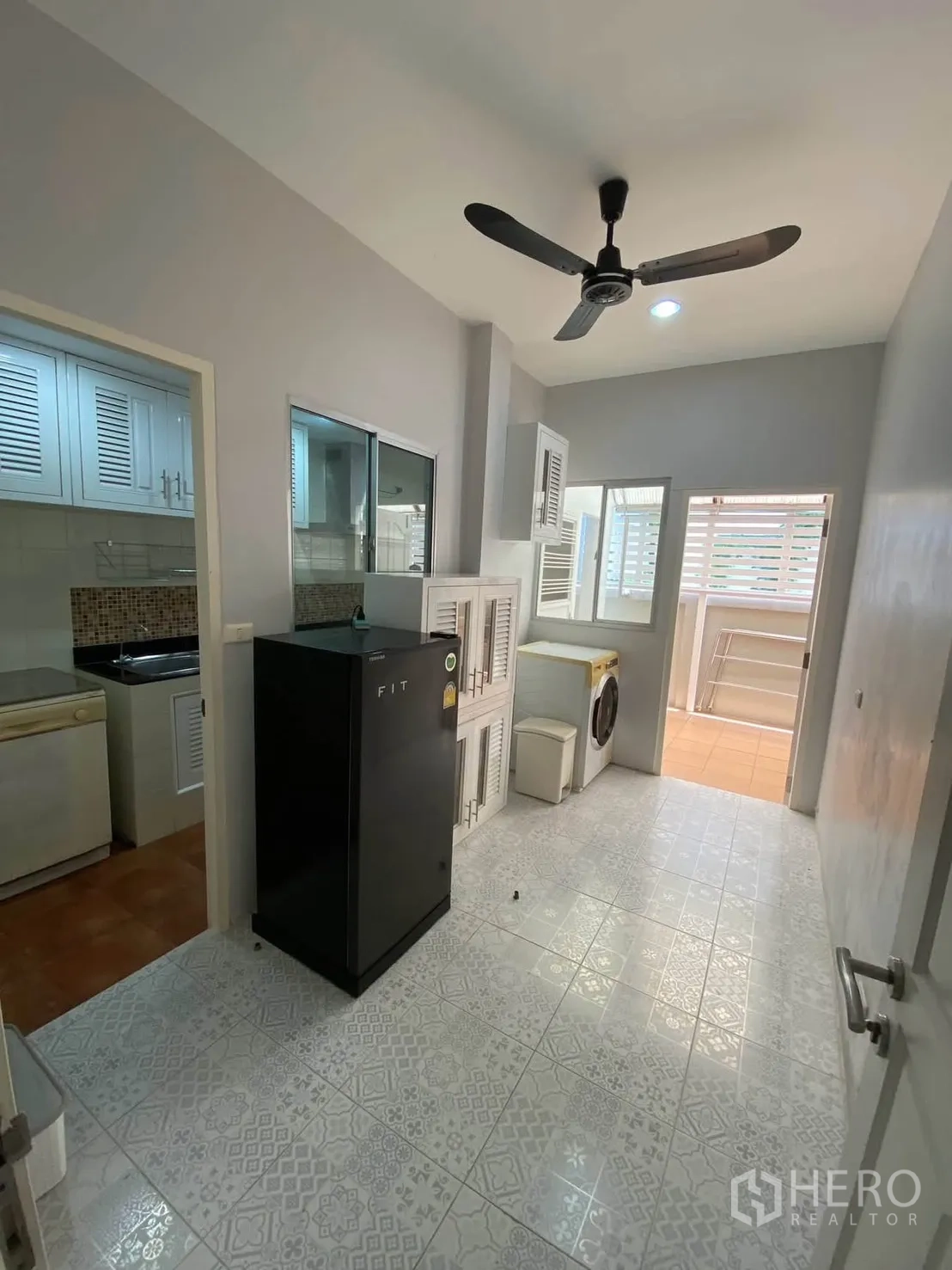 Detached House for rent in Mueang Samut Prakan, Samut Prakan - Utility room with refrigerator, storage cabinets, and washing machine.