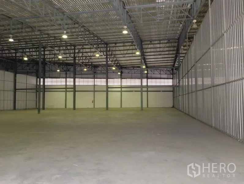 货栈 出租在Bang Phli, Samut Prakan - 开放储存区，金属立柱与上部百叶窗通风，墙面为金属板材。