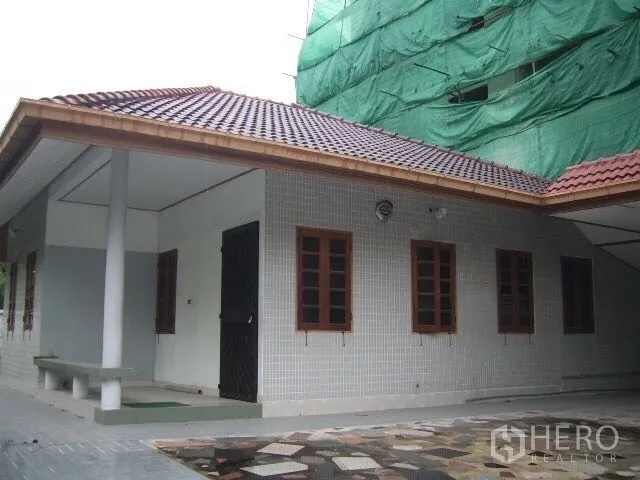 พื้นที่ขายปลีก ให้เช่าในWatthana, Bangkok - อาคารชั้นเดียวหลังคากระเบื้อง หน้าต่างกรอบไม้หลายบาน และลานปูกระเบื้องกว้างด้านหน้า